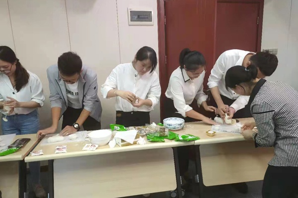 1609924418392576.jpg 南昌市政建設(shè)集團中秋手工月餅活動6004001.jpg