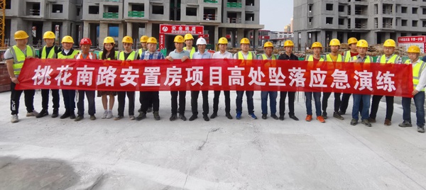 1619486088215004.jpg 南昌市政建設(shè)集團(tuán)桃南安置房項(xiàng)目開展高空墜落應(yīng)急救援演練6001.jpg