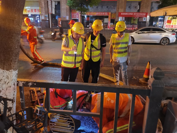 1620899206859289.jpg 南昌市政建設(shè)集團(tuán)污水全收集項(xiàng)目部進(jìn)行清淤及機(jī)器人管道檢測6001.jpg