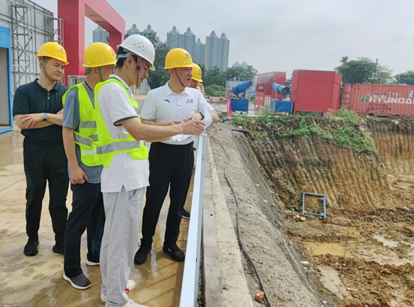 1623914512385703.jpg 南昌市政建設(shè)集團(tuán)慰問(wèn)端午堅(jiān)守一線工人6001.jpg