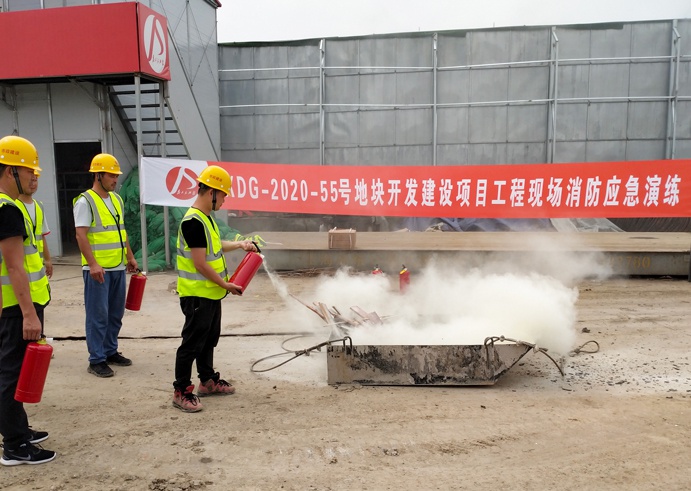 無(wú)錫XDG-2020－55號(hào)地塊開發(fā)建設(shè)項(xiàng)目部開展消防應(yīng)急演練691.jpg