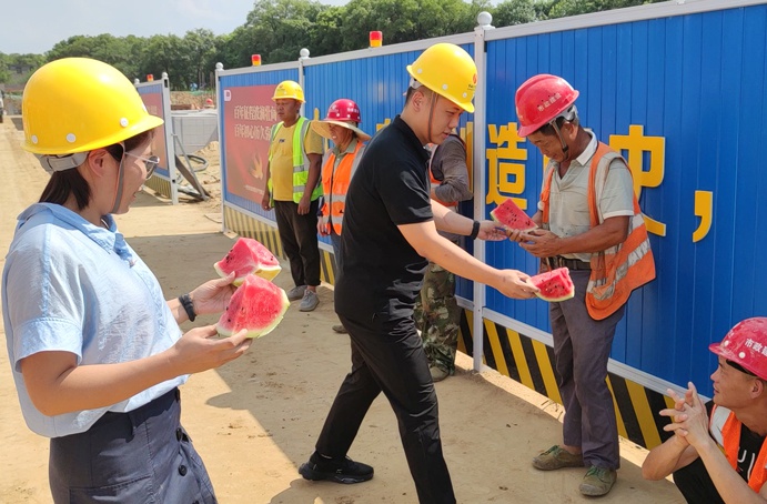 1626397077149168.jpg 南昌市政建設集團工會組織黨員開展夏日送清涼慰問6910.jpg