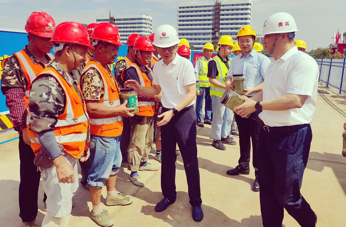 1627272020388628.jpg 南昌市政公用集團(tuán)鄭學(xué)平到工程建設(shè)一線送清涼6913.jpg