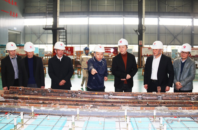 1638950968423180.jpg 南昌市政公用集團(tuán)葛威敏蒞臨市政遠(yuǎn)大公司指導(dǎo)安全生產(chǎn)691.jpg