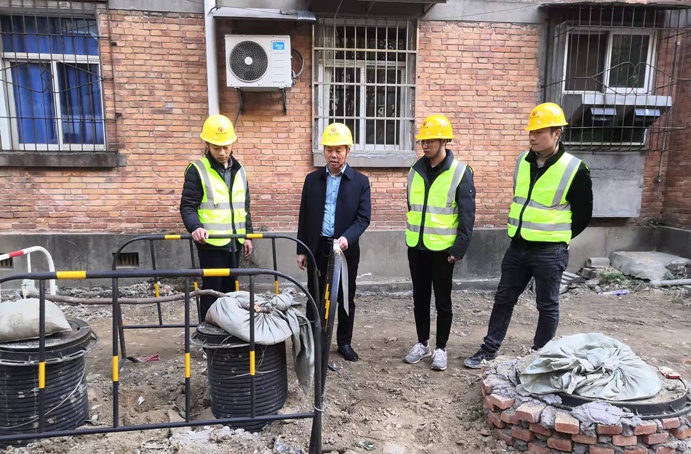 1639097646407763.jpg 南昌市政建設集團黎德義前往青山湖老舊小區(qū)改造項目檢查指導691.jpg