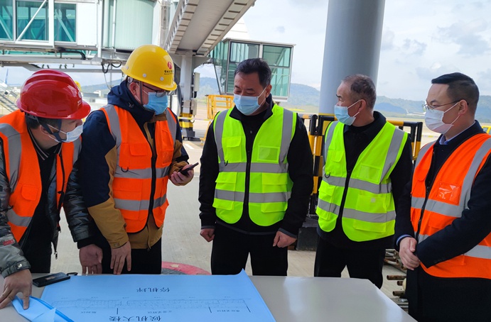 1648797702549165.jpg 南昌市政建設(shè)徐旭前往昌北機(jī)場(chǎng)國際航班旅檢方艙建設(shè)項(xiàng)目檢查慰問6911.jpg