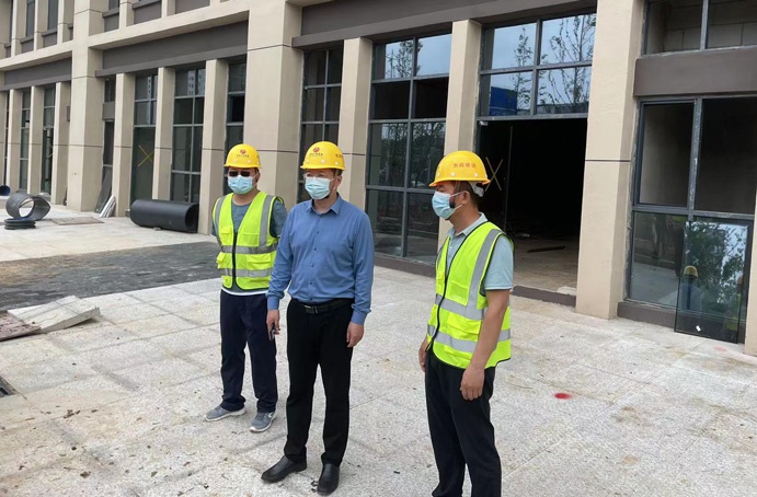 1651135552195815.jpg 王海龍深入桃花南路安置房建設(shè)項(xiàng)目督導(dǎo)疫情防控和安全生產(chǎn)工作691.jpg