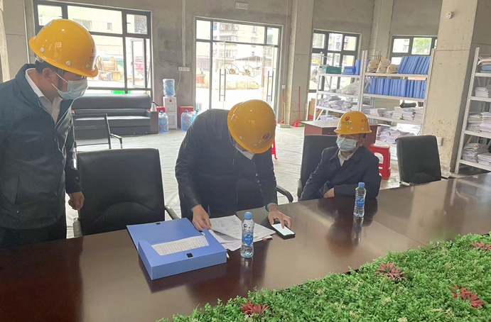 1651712320851387.jpg 肖長(zhǎng)華深入桃南項(xiàng)目督導(dǎo)部署假期疫情防控工作691.jpg