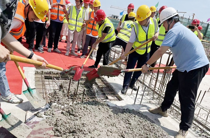 1655708040935899.jpg 杭州森與海項(xiàng)目順利舉行封頂儀式691.jpg