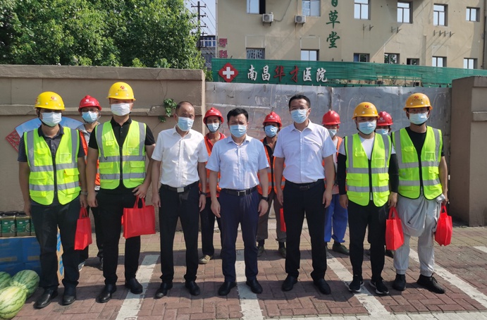 市政公用集團(tuán)副總經(jīng)理郭曉慶來到南昌市窨井蓋專項(xiàng)整治項(xiàng)目開展夏送清涼慰問活動(dòng) 市政公用集團(tuán)副總經(jīng)理郭曉慶來到南昌市窨井蓋專項(xiàng)整治項(xiàng)目開展夏送清涼慰問活動(dòng)