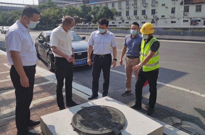 市政公用集團(tuán)副總經(jīng)理郭曉慶來到南昌市窨井蓋專項(xiàng)整治項(xiàng)目開展夏送清涼慰問活動(dòng) 市政公用集團(tuán)副總經(jīng)理郭曉慶來到南昌市窨井蓋專項(xiàng)整治項(xiàng)目開展夏送清涼慰問活動(dòng)