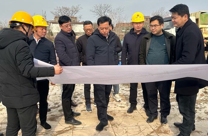 市政公用集團黨委副書記總經(jīng)理萬義輝到朱橋東路項目昌東三路項目檢查指導