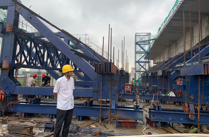 五一勞動(dòng)獎(jiǎng)?wù)芦@得者項(xiàng)目黨支部書(shū)記、副總工程師周天奇