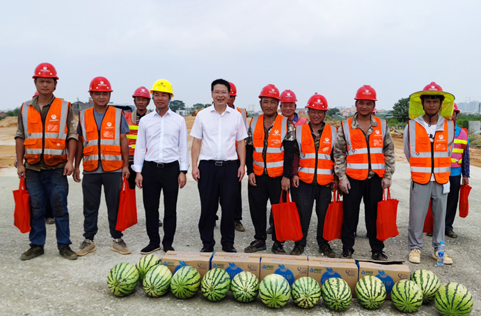 市政公用集團黨委委員督查督辦室部長劉順保到杭州路項目調(diào)研慰問 市政公用集團黨委委員督查督辦室部長劉順保到杭州路項目調(diào)研慰問