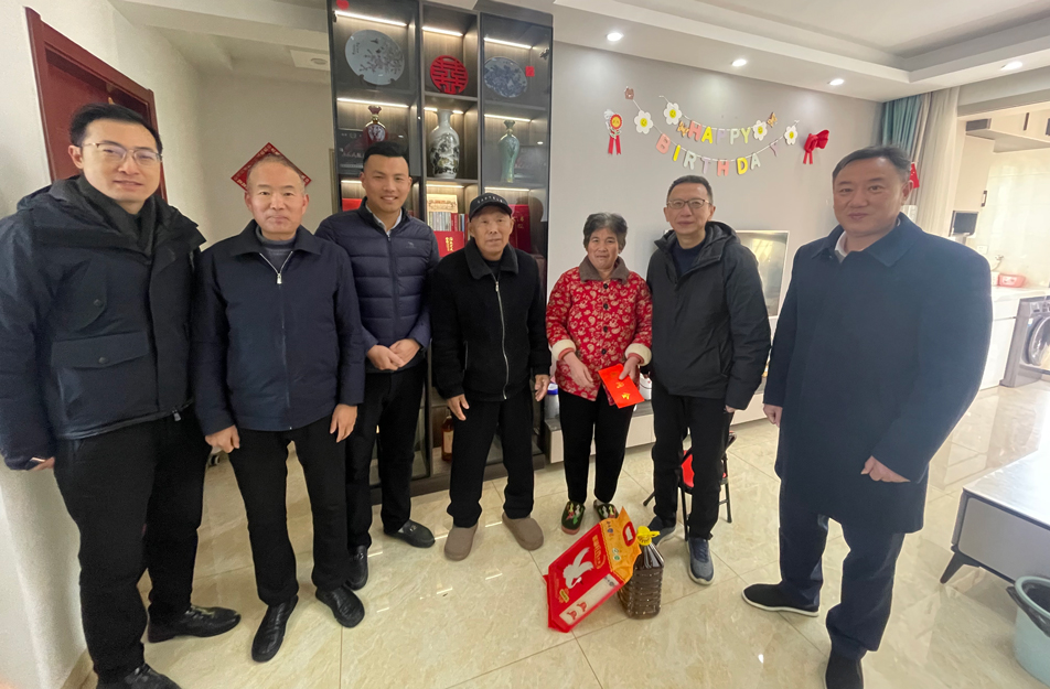 南昌市政公用集團(tuán)總工程師鄭學(xué)平到呂寧家中走訪(fǎng)慰問(wèn)