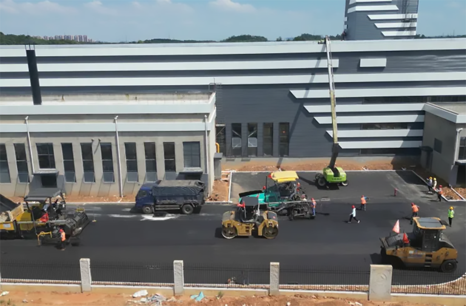 綠色產(chǎn)業(yè)園項目完成周邊道路面層瀝青攤鋪 綠色產(chǎn)業(yè)園項目完成周邊道路面層瀝青攤鋪