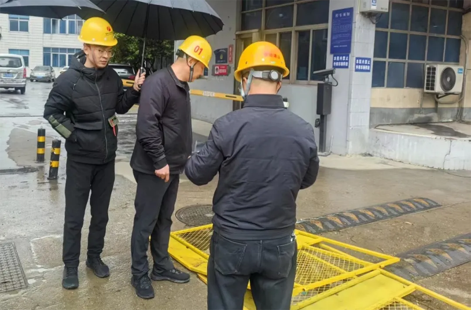 徐旭調(diào)研南昌縣小藍(lán)大道、青云譜污水接駁工程｜施工進(jìn)度與安全文明管理