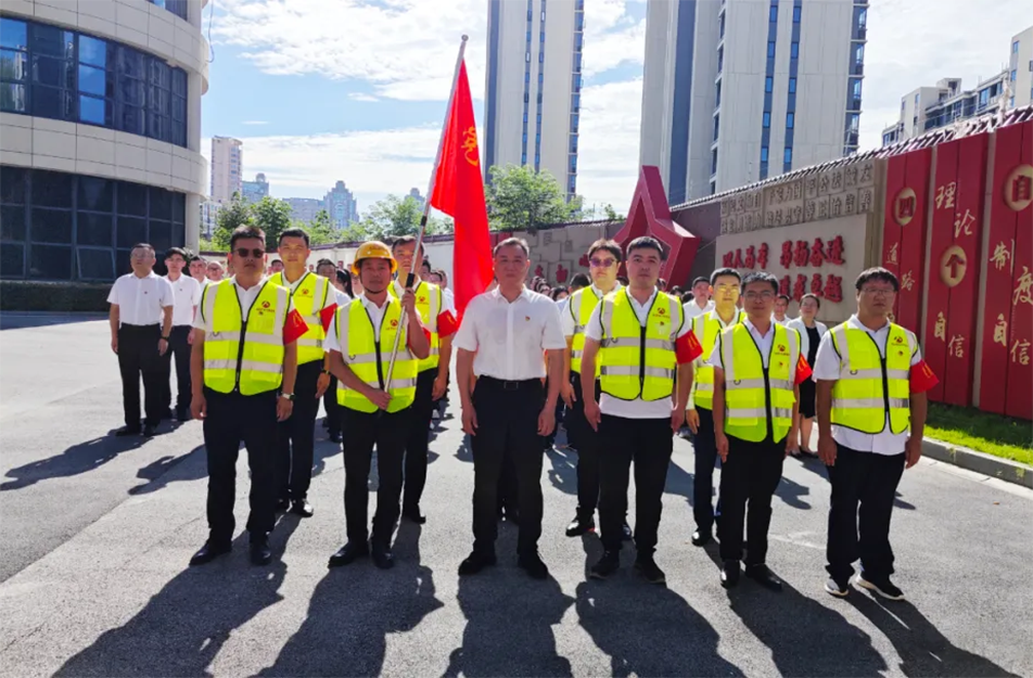 南昌市政建設(shè)集團黨員突擊隊授旗儀式 推進老城區(qū)燃氣設(shè)施更新改造