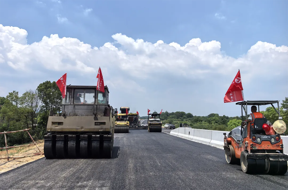 南昌云翔大道項(xiàng)目啟動(dòng)首段底層瀝青攤鋪 投入21臺機(jī)械攻堅(jiān)關(guān)鍵節(jié)點(diǎn)