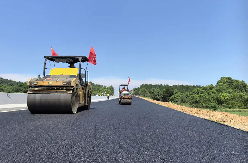 南昌云翔大道項(xiàng)目啟動(dòng)首段底層瀝青攤鋪 投入21臺機(jī)械攻堅(jiān)關(guān)鍵節(jié)點(diǎn)