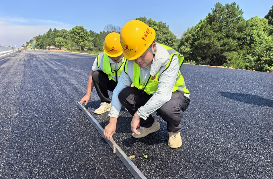 南昌云翔大道項(xiàng)目啟動(dòng)首段底層瀝青攤鋪 投入21臺機(jī)械攻堅(jiān)關(guān)鍵節(jié)點(diǎn)